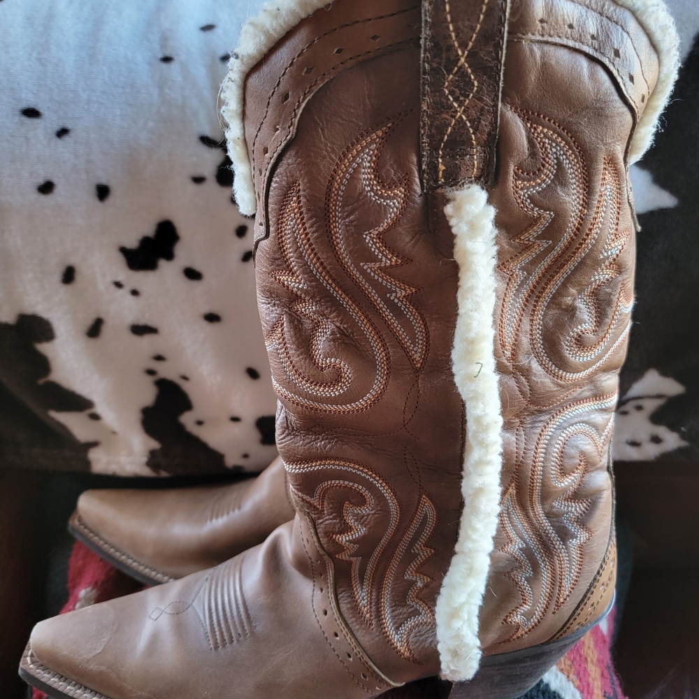 Ariat Shearling-Lined Brown Interior - Picture 2 of 9